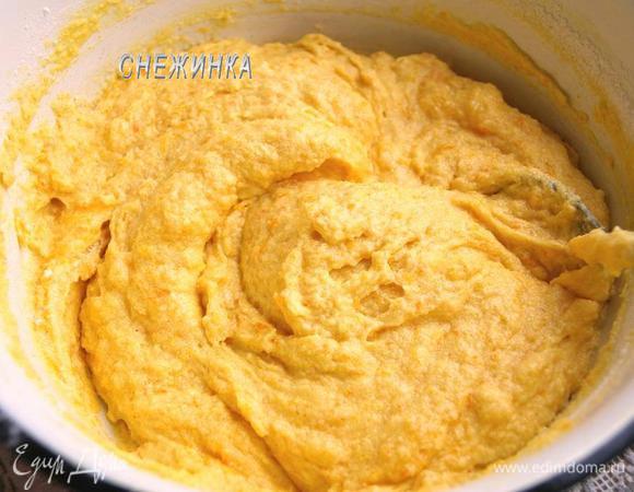 Кладём тыквенную массу в тесто. Просеиваем туда же муку с разрыхлителем. Хорошо перемешиваем.