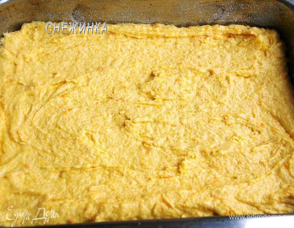 Выкладываем тесто в форму, равномерно распределяем.