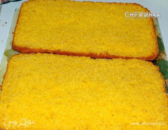 Даём коржу полностью остыть, затем разрезаем вдоль на две части.