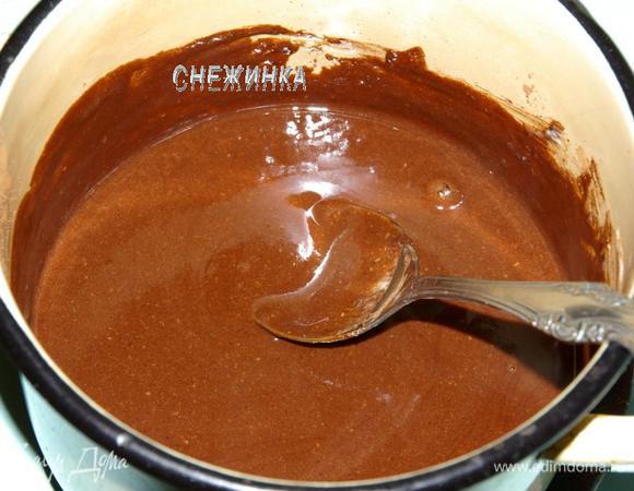 Варим шоколадную помадку. В кастрюльке или сотейнике растапливаем сливочное масло, добавляем сметану, сахар и какао. Помешивая, доводим до кипения. Оставляем помадку немного остыть.