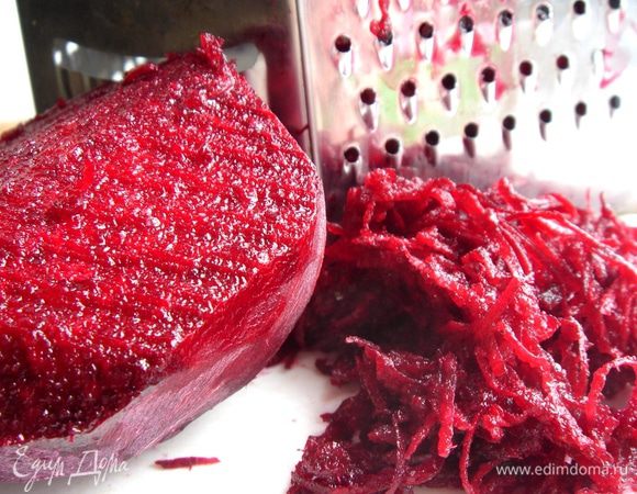 Свеклу натереть на мелкой тёрке.