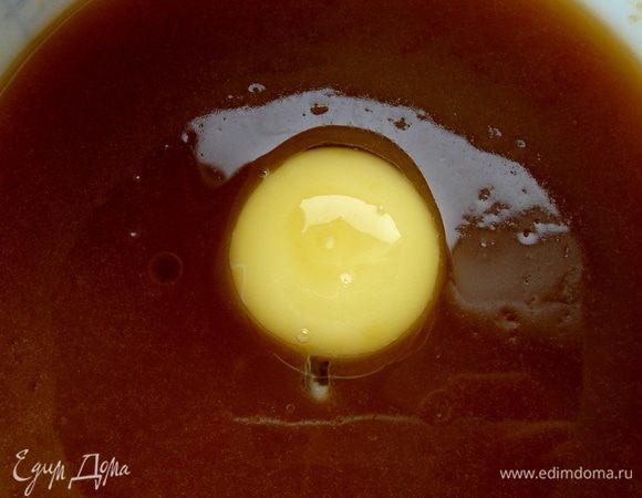 Взбить растительное масло с сахаром, а потом по одному вмешать желтки. Добавить лимонный сок.