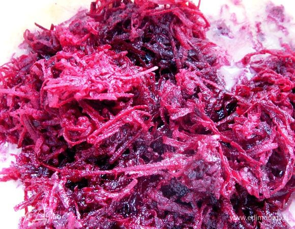 Добавить в тесто свеклу и набор семян и изюм. Я добавляла 3 ст. л. зерновой смеси(кунжут, лён и подсолнечник) и 1 ст. л.мака. 