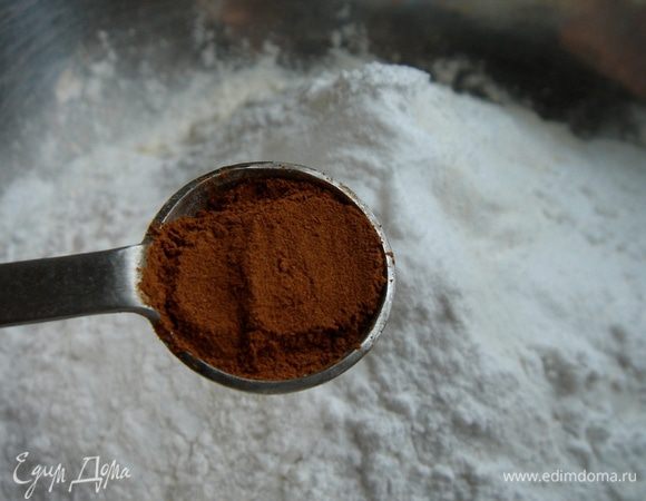 Муку соединить с содой,разрыхлителем и корицей. У меня не было самовосходящей муки,поэтому моя смесь состояла из 200 гр муки,20 гр крахмала,2 ч.л.разрыхлителя и 0,5 ч.л.соды.