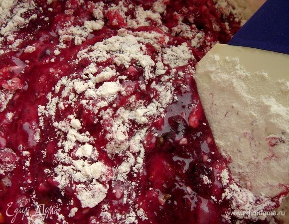 Соединить свекольную смесь с мукой. отдельно взбить белки (я взбивала с щепоткой соли) до жёстких пиков. Аккуратно,зачерпывая тесто сверху-вниз,ввести в смесь белки.