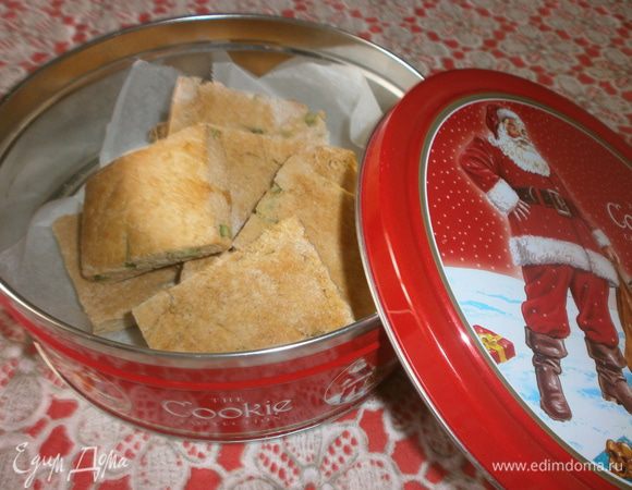 Печенье прекрасно сохраняется в жестяной коробке для печенья.