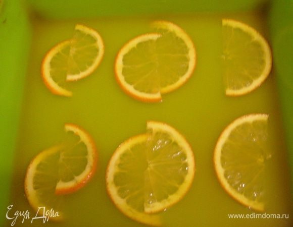 Процедить полученную смесь и вылить в форму (дно формы смазать растительным маслом). Поставить форму с желе в холодильник для охлаждения на 30-40 мин.