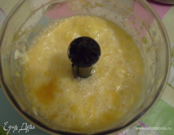 Пока желе охлаждается, приступаем к апельсиновому муссу. Замочить желатин в небольшом количестве воды. Апельсин почистить. Каждую дольку очистить от междольной пленки. Мякоть пюрировать.