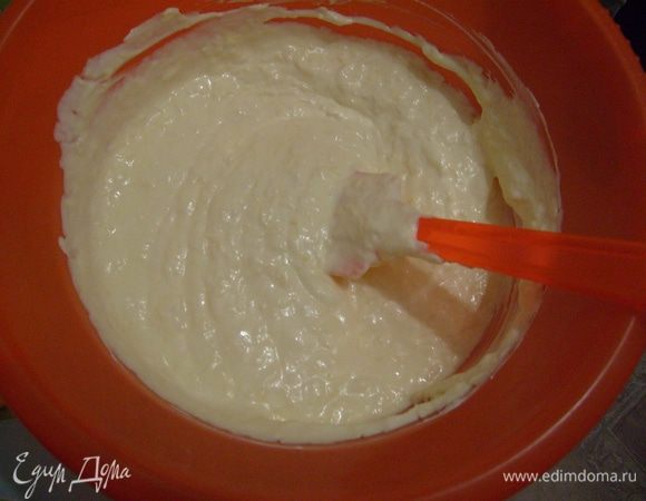 К апельсиновому пюре добавить маскарпоне, сахар. Перемешать. Добавить желатин и все еще раз тщательно перемешать.