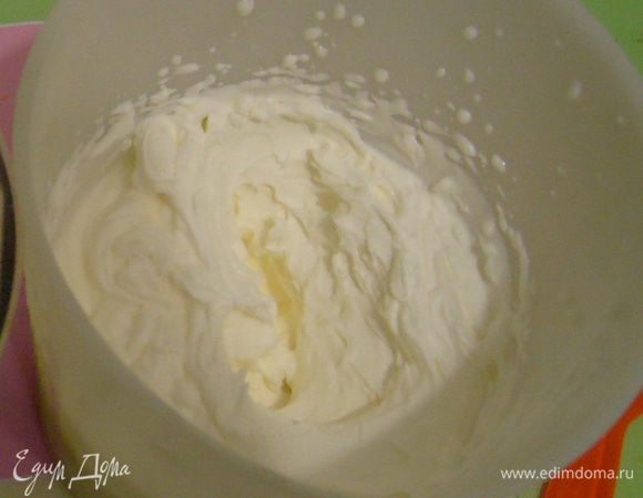 Сливки взбить до устойчивых пиков и добавить к сырно-фруктовой массе. Аккуратно перемешать.