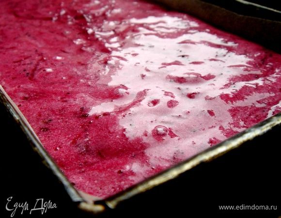 Хлебную (или кексовую)форму смазать маслом и застелить пергаментом и наполнить тестом на 2/3 объёма. Вот  тут у меня вышла загвоздка. Автор предлагает воспользоваться формой 20х9х7 см. У меня форма чуть больше(24х9х7 см),но тесто моё "убежало". Поэтому,либо воспользуйтесь бОльшей формой,сантиметров на 30, или разделите тесто на кекс и капкейки. Выпекать пирог при 180*С около часа (у меня ушло 70 минут в газовой духовке). Автор предлагает через 30 минут накрыть кекс фольгой,но у меня итак всё отлично пропеклось и не пригорело. На 20-30 минут оставить готовый кекс в форме,а затем освободить его от формы и пергамента. Для глазури влить в сахарную пудру небольшое количество сока и покрыть ею кекс. Дополнительно г-н Слейтер предлагает обсыпать кекс маком. Выпечка получается очень вкусной и рассыпчатой. Приятного чаепития!