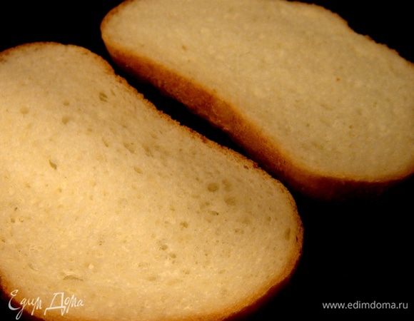 На сухой сковороде обжарить кусочки батона.