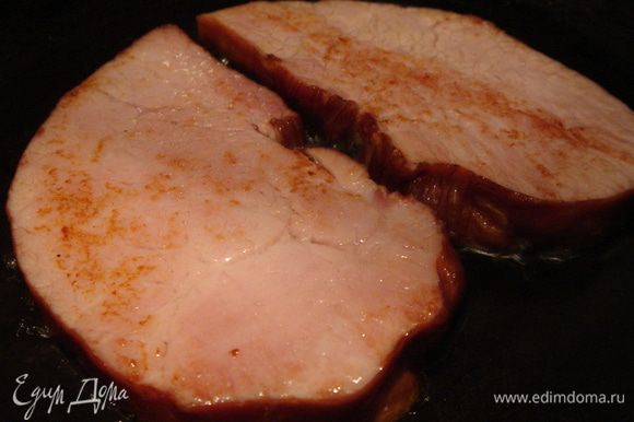 Добавить в сковороду небольшое количество масла . Мясо разделить на 4 эскалопа и быстро подрумянить на сковороде.