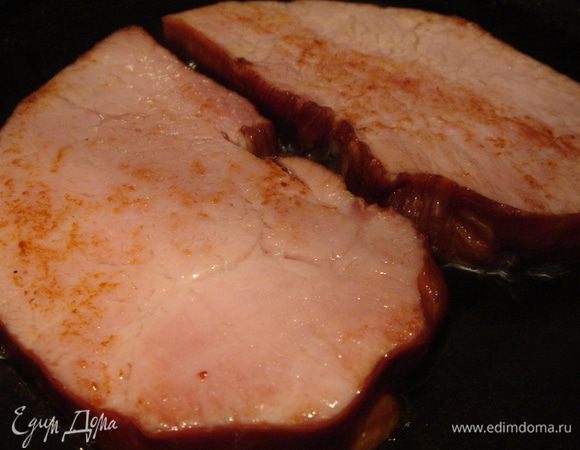 Добавить в сковороду небольшое количество масла . Мясо разделить на 4 эскалопа и быстро подрумянить на сковороде.