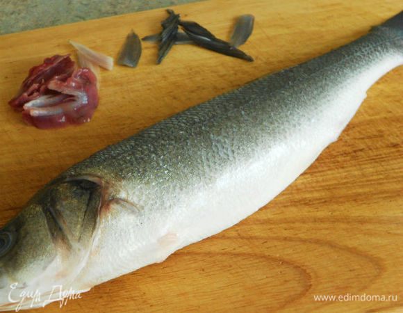 Рыбу очистить от чешуи, удалить жабры и плавники, оставив хвостовой.