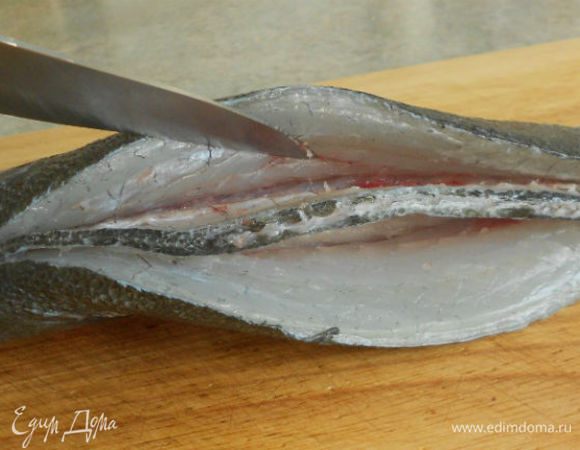 Сделать глубокий надрез вдоль хребта с двух сторон до рёбер.