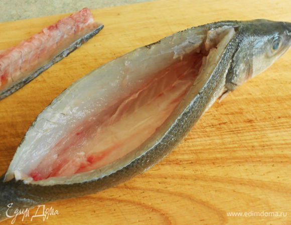Перережьте рёбра (я делаю это ножницами) и удалите позвоночник, а через образовавшееся отверстие выпотрошите аккуратно (!!!) рыбу. Удалите рёберные кости. Рыбу промойте, обсушите, посолите,поперчите, сбрызните лимонным соком и оставьте на 15-20 минут.