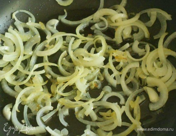 В разогретую с оливковым маслом сковороду выложите нарезанный тонкими полукольцами лук, готовьте до прозрачности.