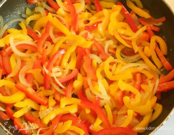 Добавьте нарезанный тонкими полосками цветной перец и, когда он станет мягким,