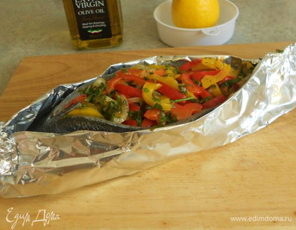 Заполните рыбу начинкой .Не старайтесь положить её как можно больше, это испортит форму рыбы и она просто развалится.