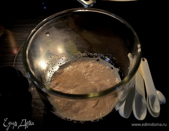 Смешать в небольшой емкости теплую воду и дрожжи. Дать постоять 5 мин.