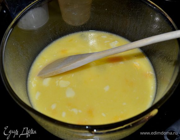 В др. емкости смешать молоко, слив. масло, сахар, соль и 2 яйца. Добавить разбухшие дрожжи.