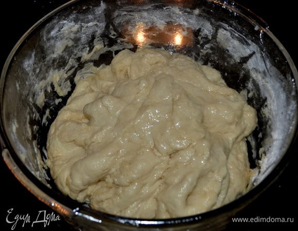 Затем добавляем муку по стакану зараз. Размешиваем деревянной ложкой. Если тесто жидковатое - добавьте еще 1/2 стак. муки. Помять его руками примерно 5-10 мин. до эластичности. Смазать емкость маслом. Выложить тесто, закрыть пищев. пленкой и поставить в теплое место расти на 1 1/4 ч. /я ставлю в микроволновку всегда там - тем-ра ровная и нет сквозняка/.