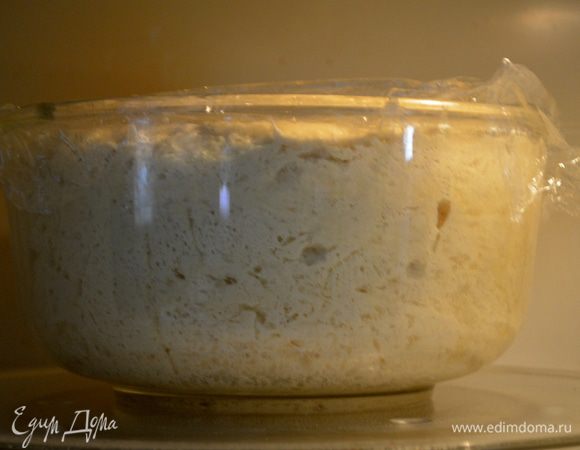 Смажем одну большую прямоугольную форму маслом или 2 круглые.
Достанем тесто.