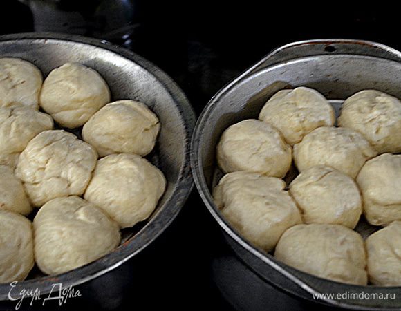От теста отделяем одинаковые по размеру кусочки  и скатываем в шарики,выкладываем в формы.Можно прикрыть пленкой и поставить в морозильник до 2-х месяцев. Перед готовкой достать за 2 часа и дать тесту подняться.
