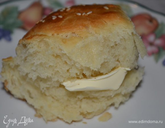 Разогреть духовку до 190 гр.
Взбить слегка яйцо и смазать наши булочки. Я присыпала слегка их кунжутом. Поставить в духовку на 20 мин. или до слегка коричневого цвета. И подаем к столу теплыми. Приятного аппетита.