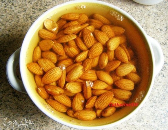 Очистка миндаля
 Как правило, для кондитерских изделий требуется мука из очищенного миндаля (макаронс, марципан, белые бисквиты)
 Миндаль сложим в миску и зальем кипятком на 10 минут