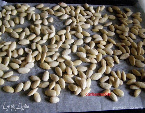 Высушивание орехов
 Ядра миндаля промокнем от влаги и выложим на противень, простеленный пергаментом