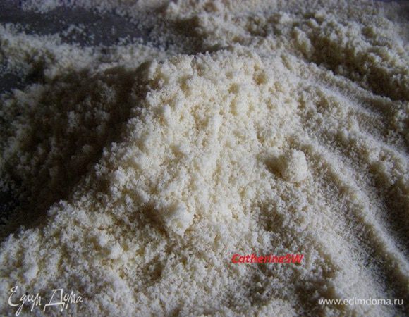 Каждую партию орехов, смолотых в кофемолке, нужно просеять в сухую миску через достаточно мелкое сито. То, что останется на сите вернуть в кофемолку и смолоть еще раз. И так, пока вся мука не пройдет через сито.
 Миндальную муку сложить в сухую стеклянную банку или плакстиковый контейнер с плотной крышкой.