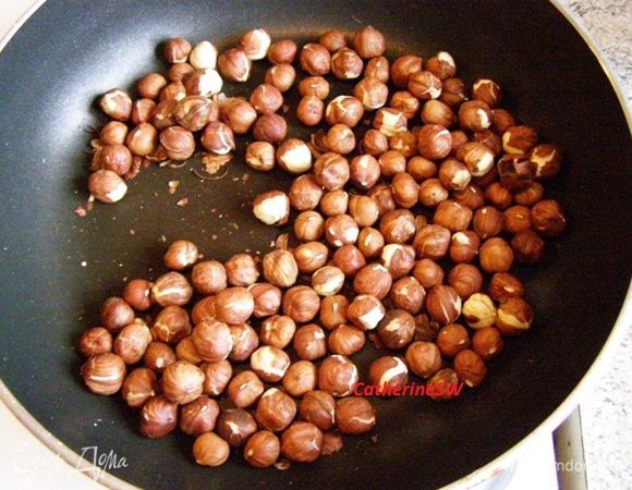 Мука из фундука

 1. Очистка и просушка фундука
 Фундук выложить на сухую сковороду в один слой и прогреть на среднем огне, постоянно помешивая, пока шкурка не потрескается. Нельзя допускать поджаривания орехов