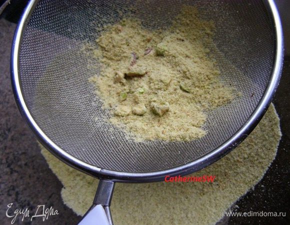 Фисташковая мука
 Для приготовления фисташковой муки используются несоленые фисташки. Но у нас их не купить. Поэтому для фисташковой пасты я использовала слабосоленые фисташки (такие можно найти). Фисташки очистить, окатить кипятком, просушить в духовке при 150 градусах (смотреть пункт №2 Высушивание орехов)
 Молоть фисташки также, как и миндаль