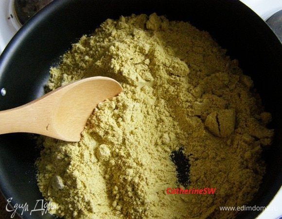 Прогреть на сухой сковороде на среднем огне до карамелизации сахара, мука должна начать комковаться, но нельзя допустить изменения цвета и поджаривания. Эта процедура позволит раскрытся фисташковому аромату