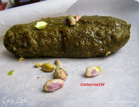 Сложить в фудпроцессор, добавить розовую воду и фисташковый экстракт и небольшими импульсами (по 20-30 секунд) смешать муку в пасту. У меня нет фудпроцессора, поэтому прогредую фисташковую муку я сложила в миску, добавила миндальный ароматизатор, краситель, розовую воду и 2 ложки воды. Вымесила. Очень быстро мука превратилась в пасту