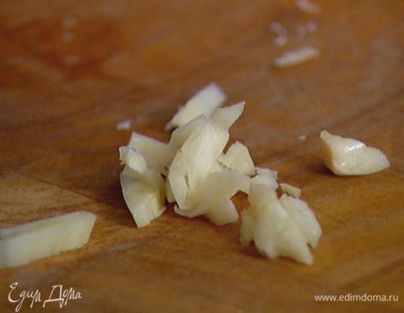 Чеснок почистить, раздавить плоской стороной ножа и порезать.