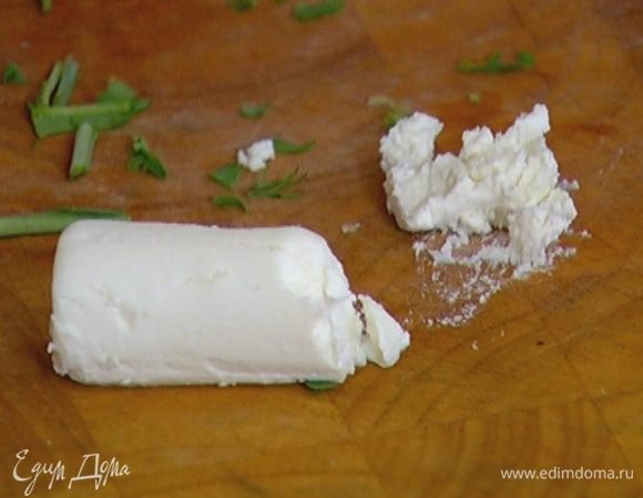 Козий сыр нарезать небольшими кусочками.