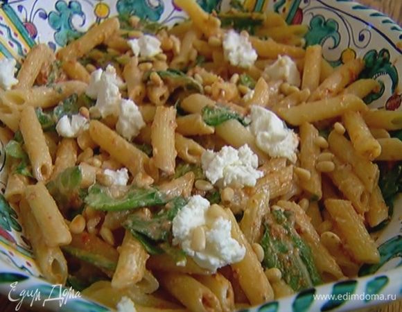 Посыпать салат оставшимся козьим сыром и кедровыми орехами.