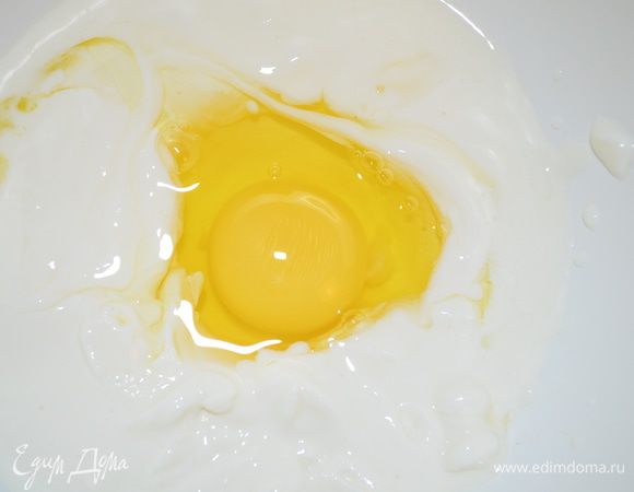 Смешиваем яйцо со сметаной, солью и сахаром. Все размешиваем.