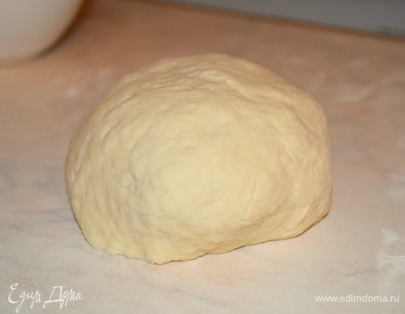 выкладываем тесто на присыпанный мукой стол и месим..месим...подсыпаем еще муки, пока тесто не станет гладким, эластичнм и нелипким! Скатываем его в шар и убираем в холодильник...и приступаем к начинке!