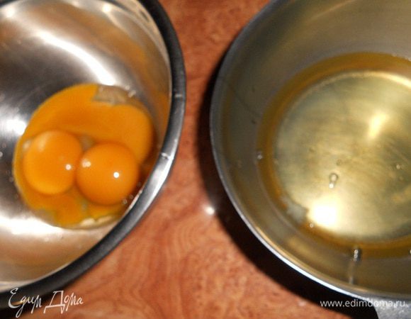 Яйца разделим на желтки и белки, белки начнем взбивать с щепоткой соли, тем временем поставить шоколад(70г)для бисквита на водяную баню.