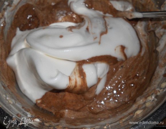 Желтки растереть с остальным сахаром и ванилью, добавить растопленный шоколад и какао(2 ст. л.), добавить муку и треть взбитых белков и аккуратно перемешать.