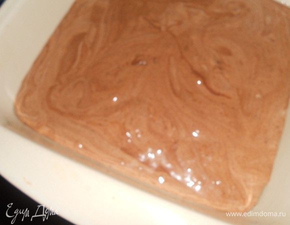 Добавить остальные белки и очень аккуратно перемешать, переложить в форму и выпекать при температуре 175 градусов до готовности, готовность проверить зубочисткой.