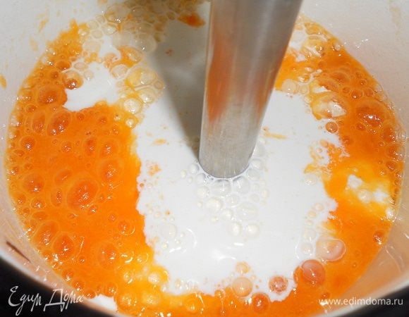 Делаем мусс - хурму очистить от кожицы, добавить остальные сливки, творог, ванильный сахар и проблендерить. Желатин залить пару ложками воды, дать набухнуть и распустить на водяной бане, добавить к муссу и перемешать, поставить в холодильник на 10 минут.