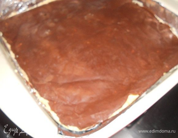 Собираем торт, бисквитный корж разрезаем надвое - аккуратно, корж очень нежный.Кладем одну часть коржа на дно формы, сверху выкладываем мусс и разравниваем, сверху мусса кладем кранч.