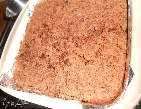 Накрываем второй частью коржа, ставим в холодильник на 1 час.