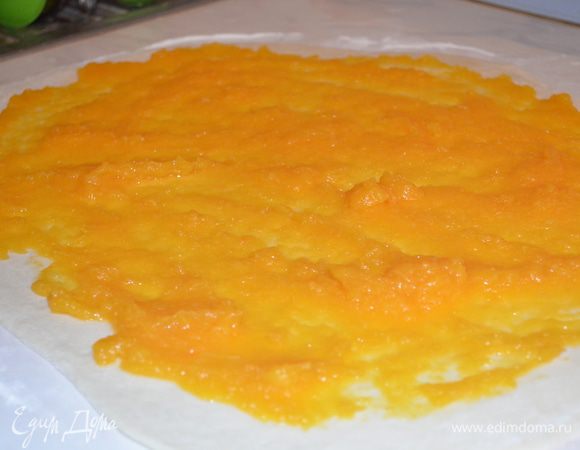 смазываем его тыквенным пюре