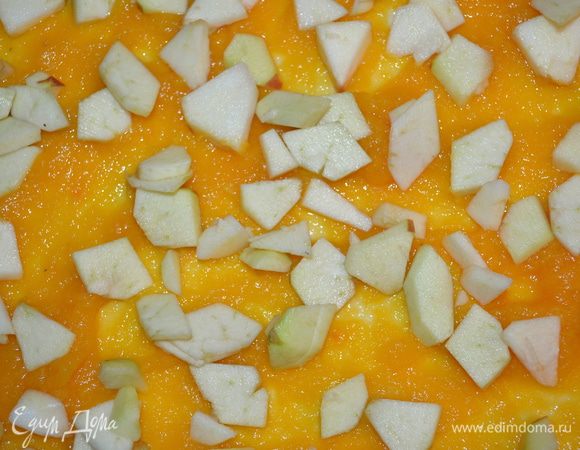 выкладываем кусочки яблок